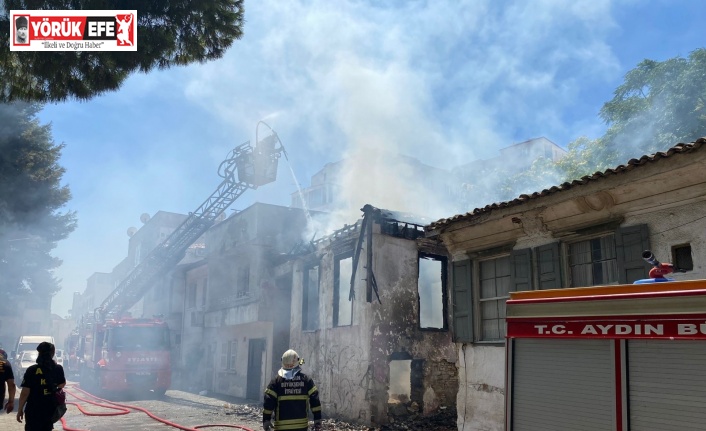 Kuşadası’ndaki yangında metruk bina kül oldu