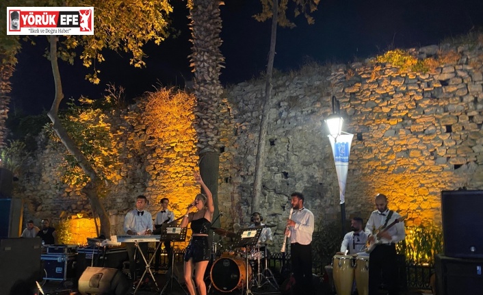 Kuşadası’nın turistik çarşıları konserlerle şenleniyor