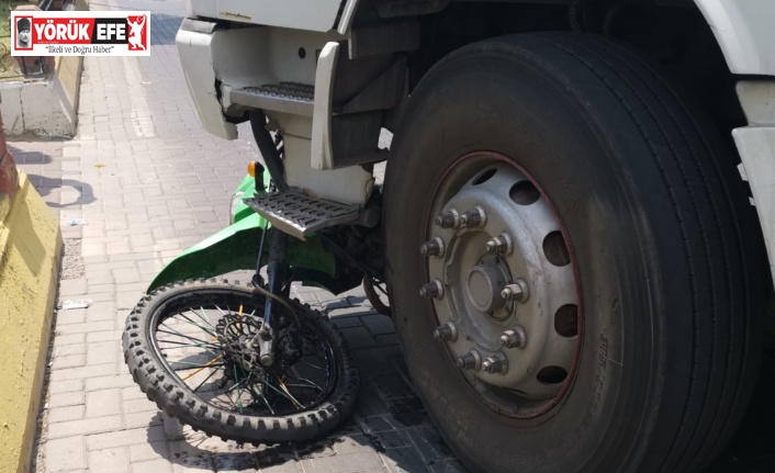 Motosiklet sürücüsü kamyonetin altında kaldı