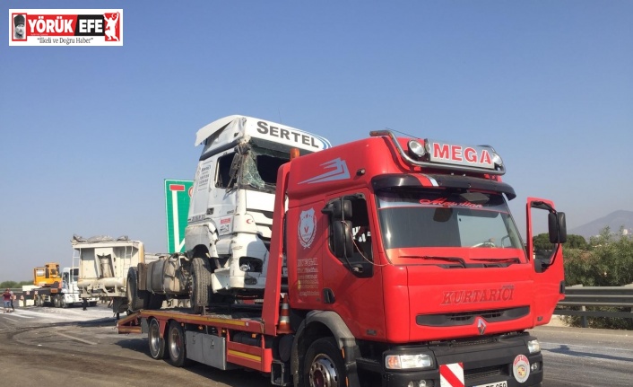 Tır yan yattı, mermer bloklar yola savrulunca otoban çıkışı trafiğe kapandı