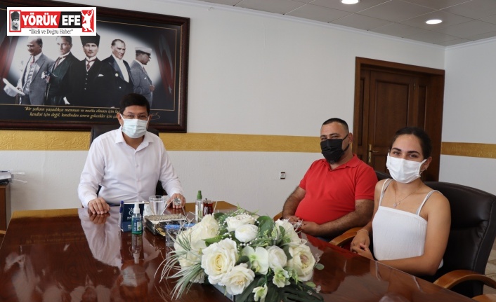 YKS Türkiye 3’üncüsü başarısını Başkan Özcan ile paylaştı