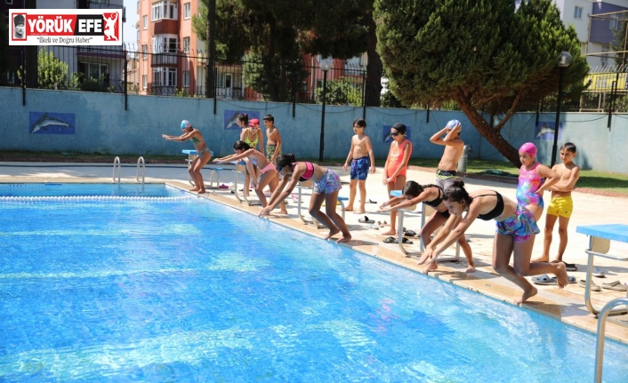 Aydın Büyükşehir Belediyesi onlarca çocuğa yüzme öğretti