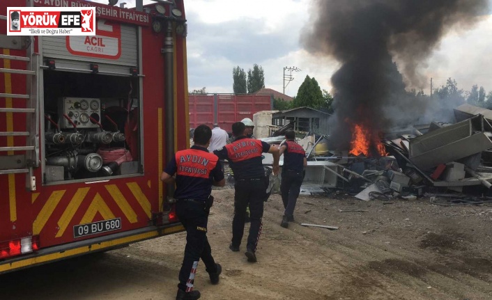 Benzin istasyonu arkasındaki hurdalıkta çıkan yangın panikletti