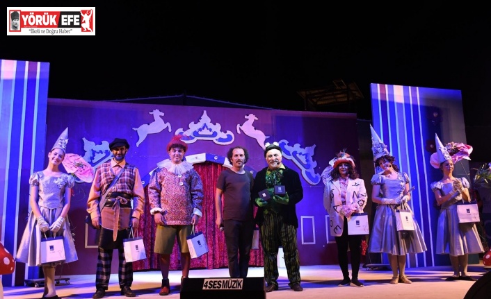 Kuşadalı Çocuklara ’Pinokyo’ Sürprizi