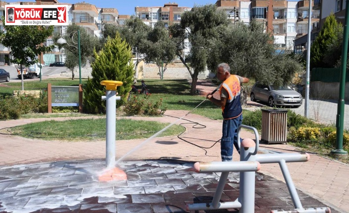 Kuşadası Belediyesi parklarda temizlik çalışması gerçekleştirdi