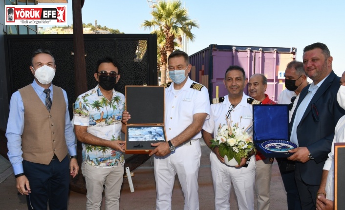 Kuşadası’na  16 ay sonra ilk Kruvaziyer gemisi geldi