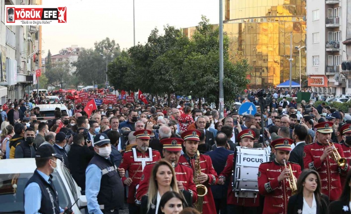 Aydın’da binlerce kişi Cumhuriyet yürüyüşünde sokaklara döküldü