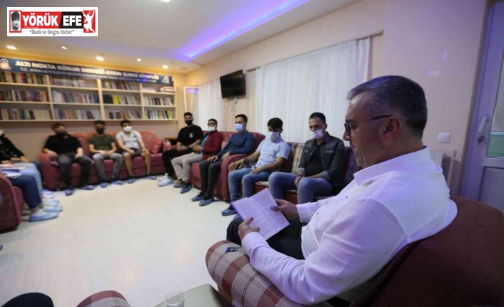Başkanvekili Altıntaş, Altı Nokta Körler Derneği üyeleri için kitap okudu