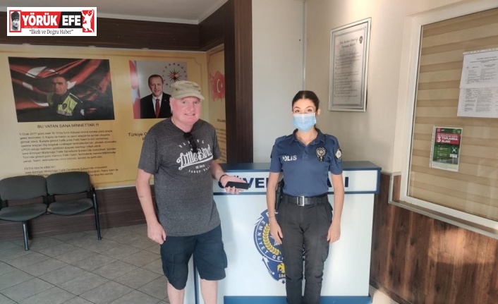 Didim Polisi telefonunu kaybeden İngiliz’e sosyal medyadan ulaştı