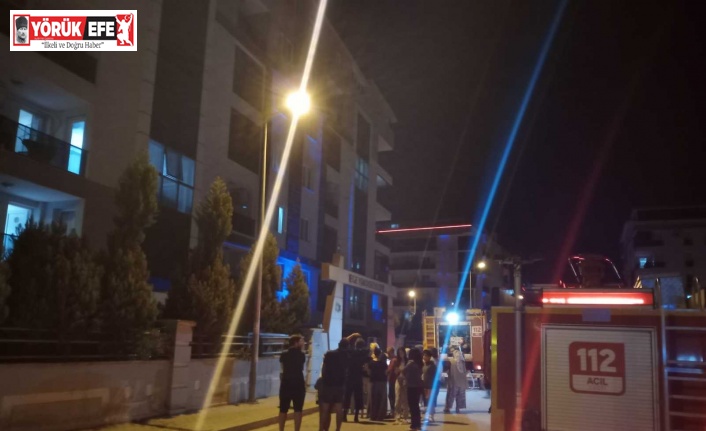 Evde çıkan yangın apartman sakinlerini sokağa döktü