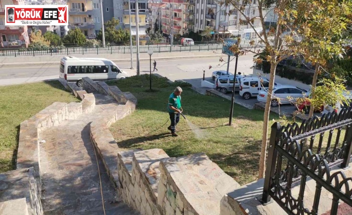 Kuşadası parklarında sonbahar temizliği