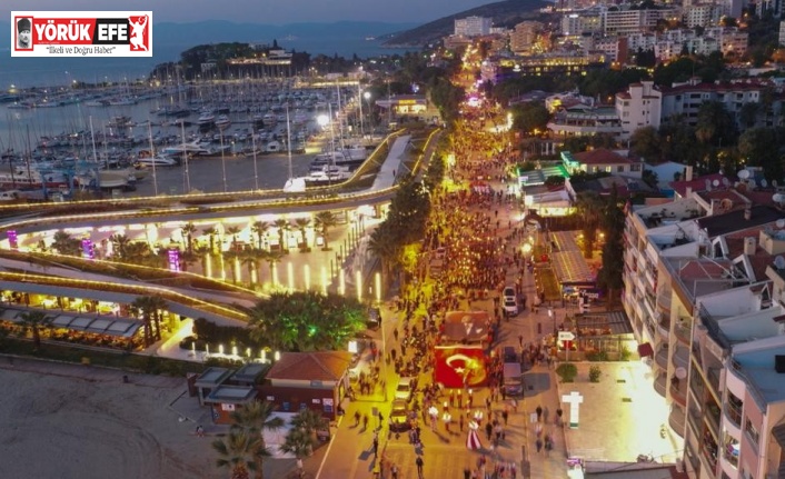 Kuşadası’nda on binler Cumhuriyet için yürüdü