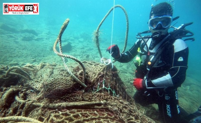 10 ton ağırlığındaki hayalet ağ denizden çıkarılıyor
