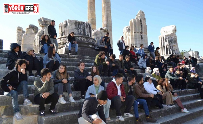 ADÜ’lü gençler Apollon Tapınağı’nı ziyaret etti