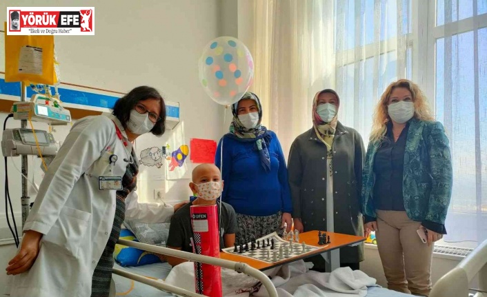 AK Parti Efeler İlçe Kadın Kolları lösemili çocukları yalnız bırakmadı