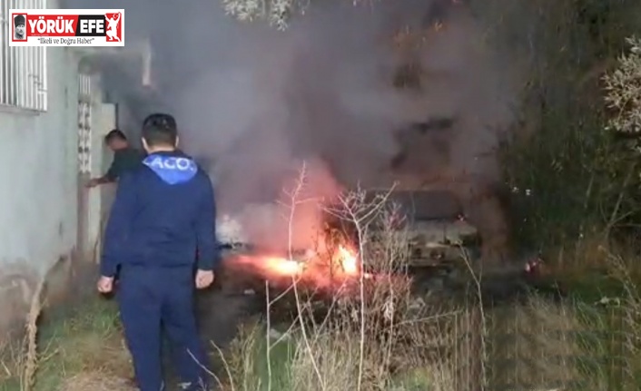 Alkollü şahsın ısınmak için yaktığı ateş arabalara sıçradı