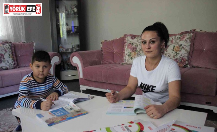 İlkokula giden oğluyla aynı masada üniversiteye hazırlanıyor