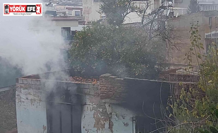 İtfaiye ekipleri çöp evdeki yangına oksijen tüpü ile müdahale edebildi