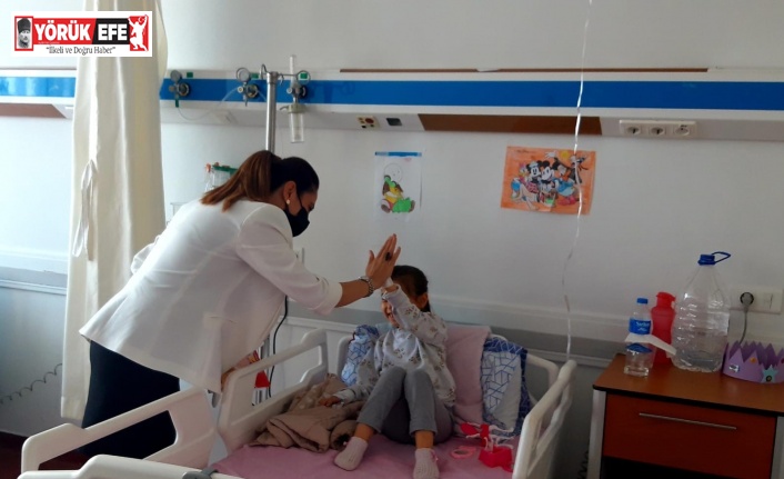 Lösemi hastası çocukları ziyaret edip oyuncak dağıttı