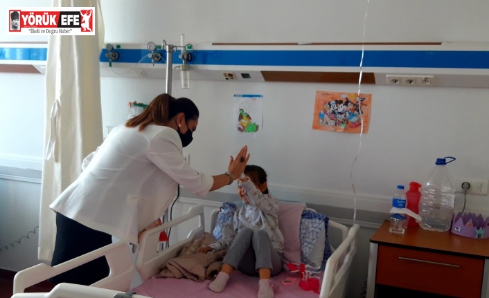 Lösemi hastası çocukları ziyaret edip oyuncak dağıttı