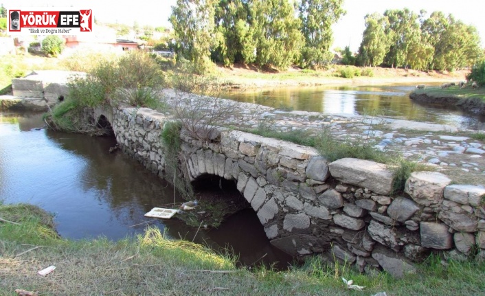 Menderes’te biriken çöpler, tarihi köprüyü tehdit ediyor