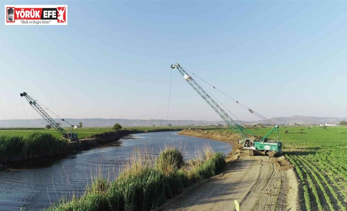 Söke ovasında iş makinaları ile çalışmalar devam ediyor