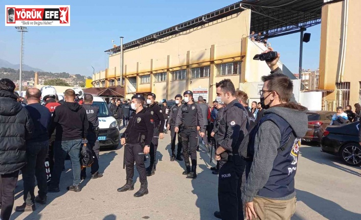 Taraftarları, polis taraftarları zor sakinleştirdi, maç polis nezaretinde tamamlandı