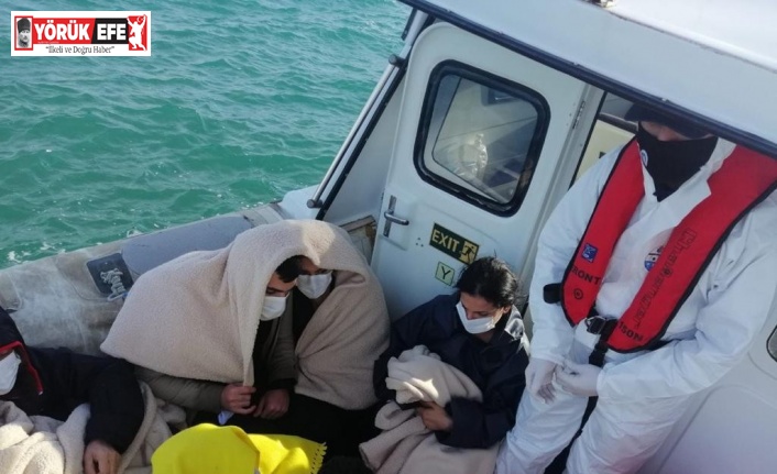 Yan yatan teknedeki 9 düzensiz göçmen kurtarıldı, 1’i öldü