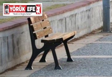 Aile Sağlığı Merkezi’nden aldığı bankı omzunda taşırken yakalandı