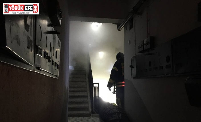 Apartmanı kaplayan yoğun duman vatandaşları sokağa döktü