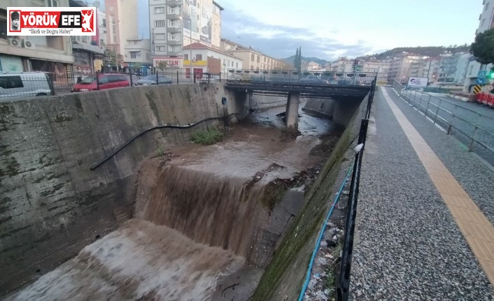 Aydın’da etkili olan yağışlar Tabakhane Deresi’ndeki suları yükseltti
