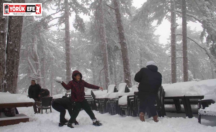 Belenova beyaza büründü, çocuklar doyasıya eğlendi