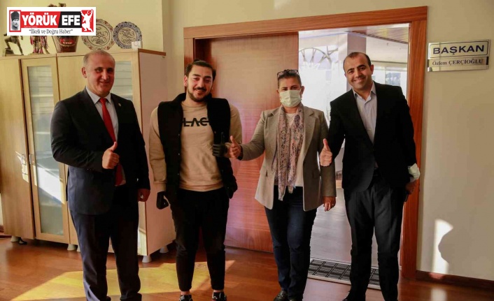 Biyonik kollarının mutluluğunu Başkan Çerçioğlu ile paylaştı