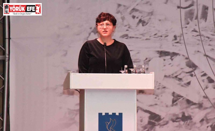 İzmir’de yaşadığı depremi, Kuşadası’ndaki deprem kurultayında anlattı