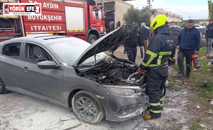 Otomobildeki yangın hasara neden oldu
