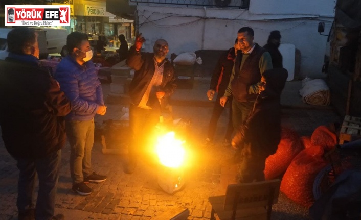 Pazarcılar soğuk havadan ateş yakarak korunmaya çalışıyor