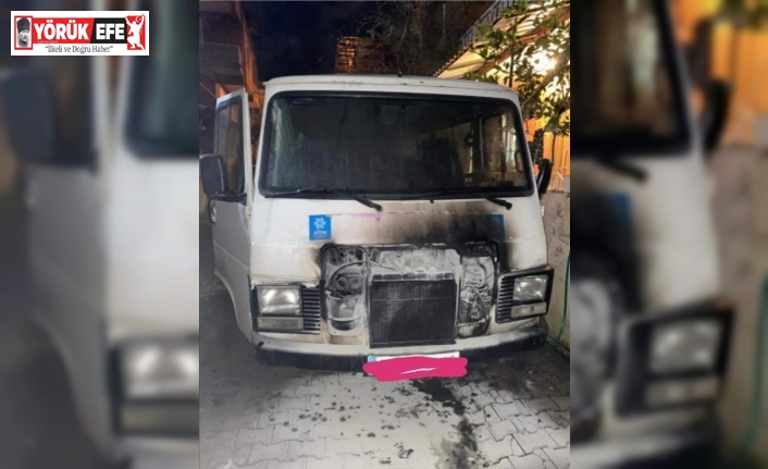 Söke’de park halindeki minibüs alev alev yandı