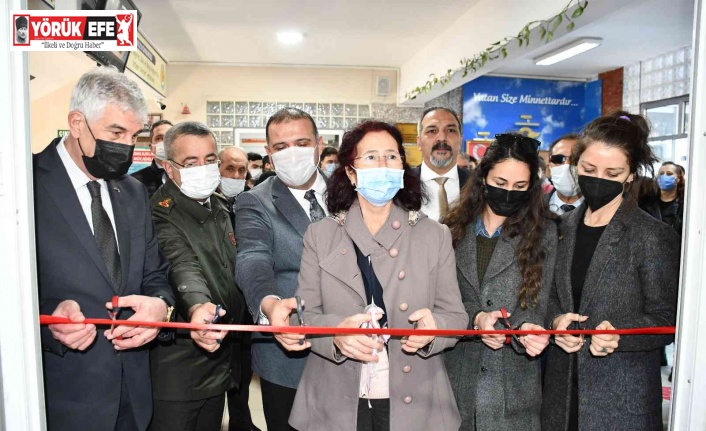 Sökeli hayırseverler okula kütüphane kazandırdı