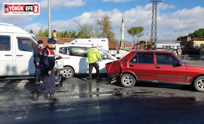 Trafik ışıklarında bekleyen araçlara çarptı