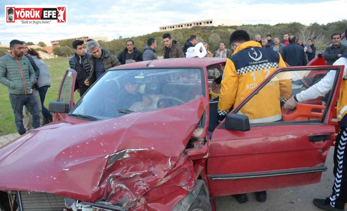Trafik kazasında otomobilin içinde sıkışan sürücüyü itfaiye kurtardı