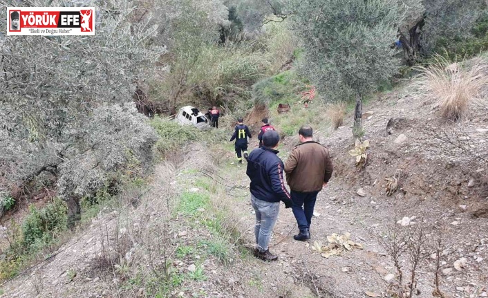 Uçuruma yuvarlanan araçtaki sürücüyü itfaiye kurtardı