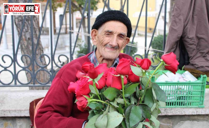 20 yıldır çiçekleriyle sevenlerin yüzünü güldürüyor