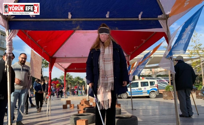 AK Partili gençlerden beyaz baston empati etkinliği