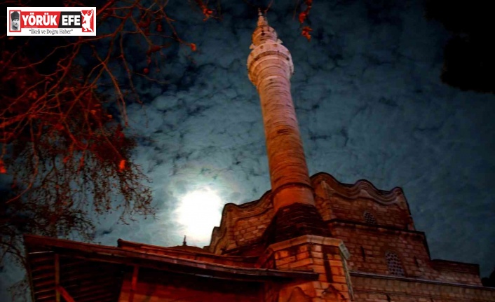 Ay ve bulutlar kartpostallık görüntüler oluşturdu