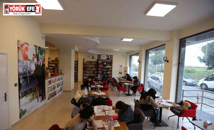 Efeler’in gençleri kitap kafelere akın ediyor