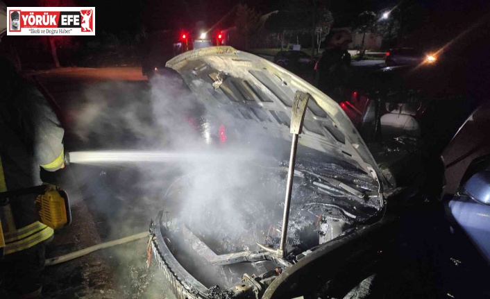 Hastane otoparkında otomobil yandı