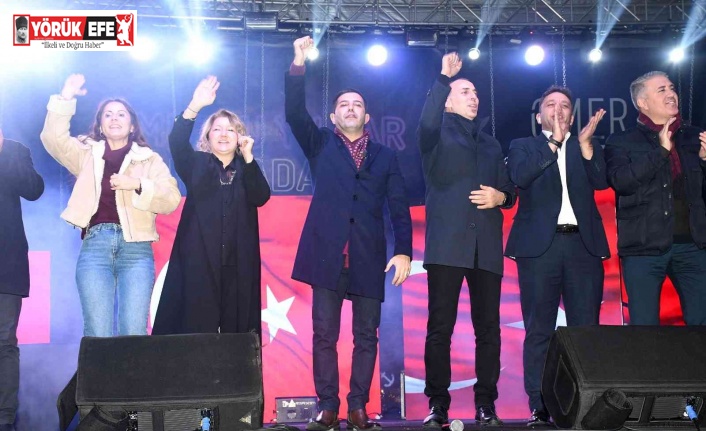 Kuşadası yeni yıla sokak partisiyle girdi