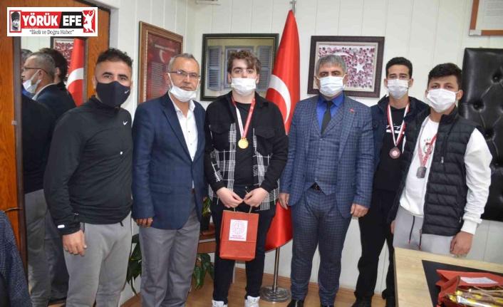 Nazilli İlçe Milli Eğitim Müdürü Şimşek, güreşçi öğrencileri ağırladı