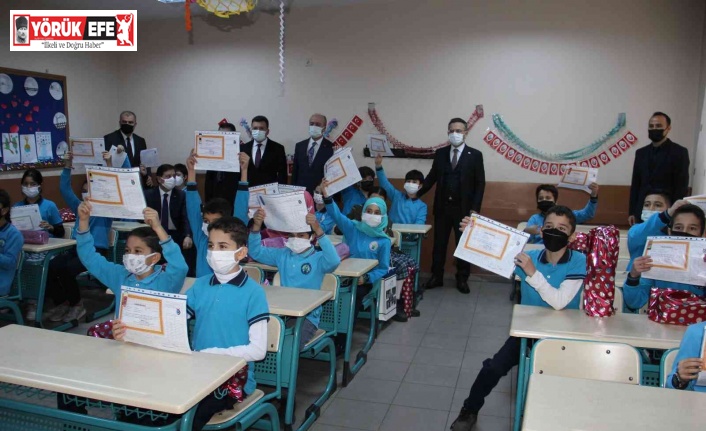 Öğrencilere karnelerini veren Vali Aksoy; Tatilinizi iyi değerlendirin