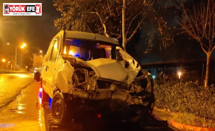 Refüje çarpan sürücünün karnına demir saplandı